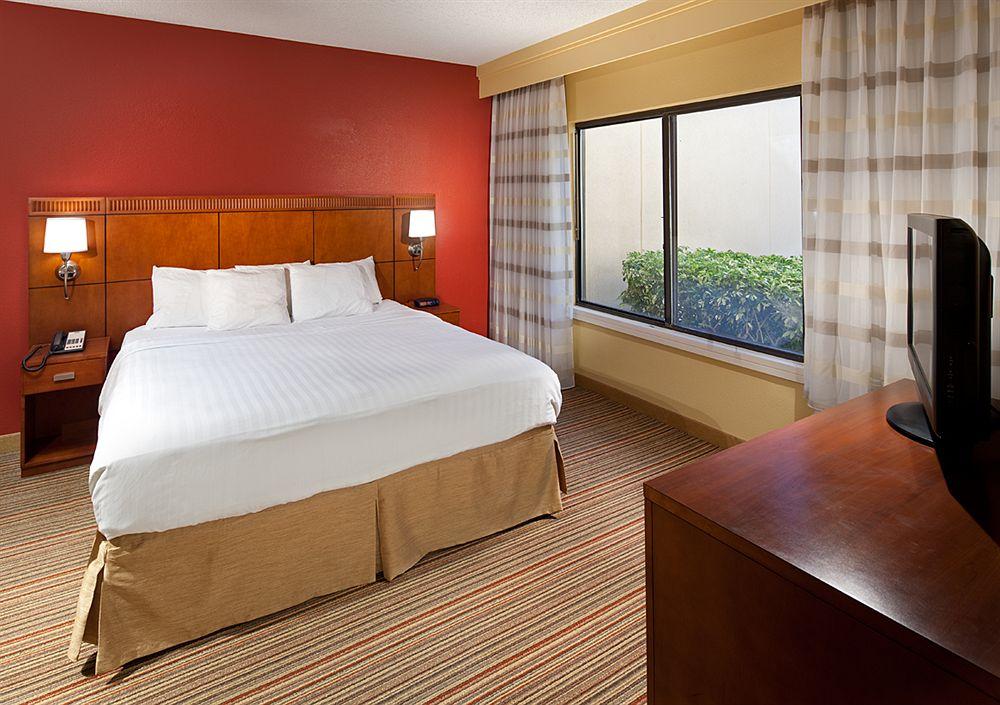 Courtyard By Marriott Orlando Airport Exterior foto