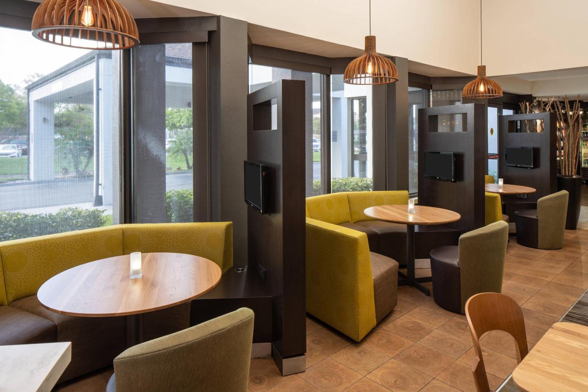 Courtyard By Marriott Orlando Airport Exterior foto