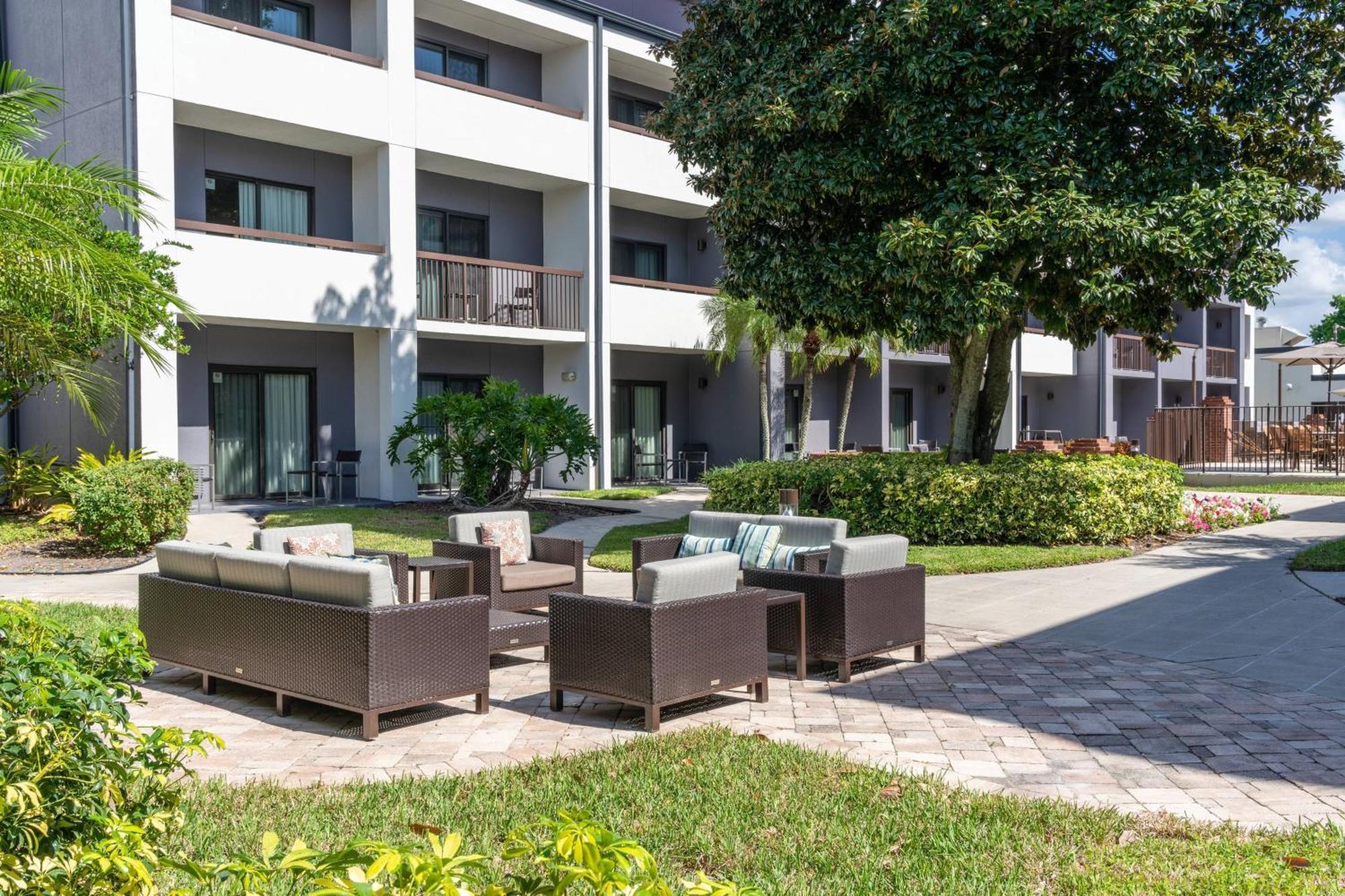 Courtyard By Marriott Orlando Airport Exterior foto