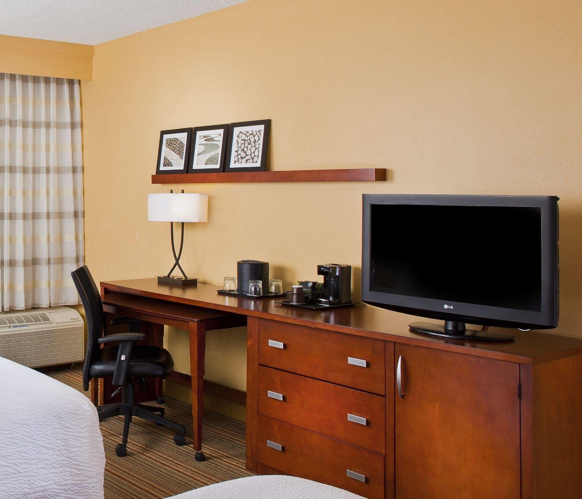 Courtyard By Marriott Orlando Airport Exterior foto
