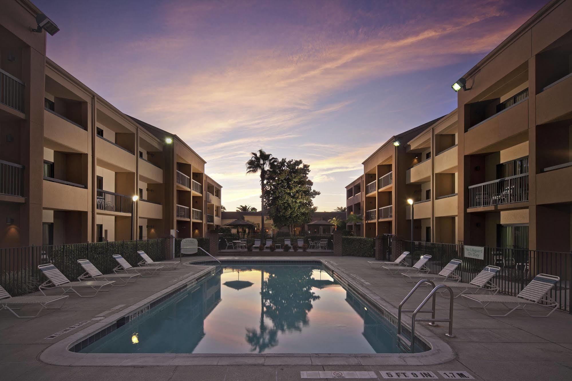 Courtyard By Marriott Orlando Airport Facilidades foto